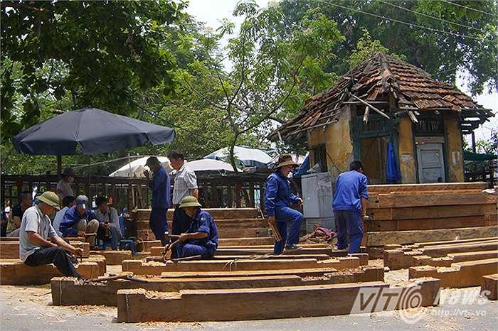 Hàng trăm thanh tà vẹt bằng gỗ táu sẽ được công nhân tiến hành đục đẽo để khớp với đường ray ngay trên khuôn viên cầu.