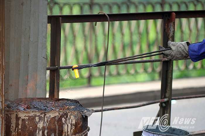 Để gia cố các thanh sắt, giằng sắt trên cầu, những chiếc đinh ốc sẽ được nung đỏ trước khi đưa vào tán.