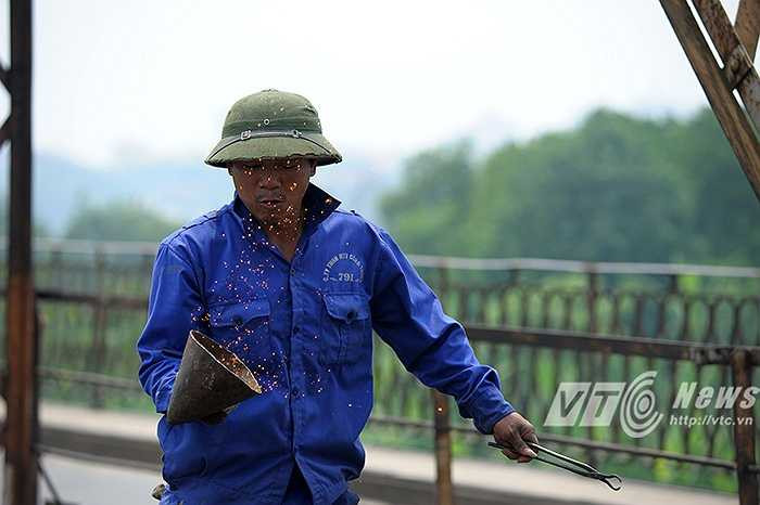 Chú Yên, công nhân của Công ty công trình 791 cho biết: ‘Làm dần thành quen tay nên tôi thấy việc tung hứng các đinh ốc còn đỏ rực thế này cũng khá dễ dàng.’