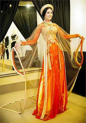 Chiếc áo dài mang tên Long Vũ Khúc mà Nguyễn Thị Loan mặc đi thi Miss World cũng bị một số cư dân mạng cho là rườm rà. 