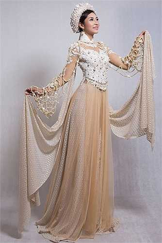 Trước Nguyễn Thị Loan, NTK Võ Việt Chung cũng từng thiết kế chiếc áo dài mang tên Báu vật đại dương, kết từ ngọc trai có giá 5 tỷ đồng cho hoa hậu Thu Thảo