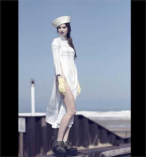 Năm 2013, một biến tấu áo dài 'quên quần' bên trong của một nhiếp ảnh gia ở Los Angeles đã khiến dư luận dậy sóng.