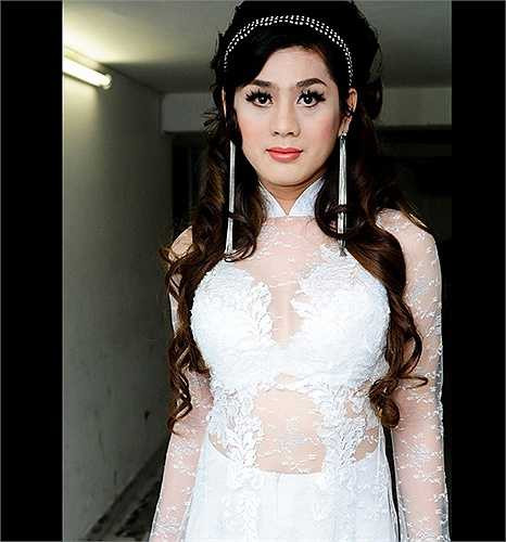 Trang phục trong veo tương tự cũng từng được Lâm Chi Khanh lựa chọn. 