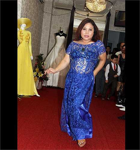 Nữ ca sĩ Siu Black mang lên thảm đỏ chiếc áo dài ren xuyên thấu không thực sự phù hợp với vóc dáng cơ thể. 