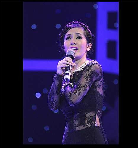 Trước Siu Black, chiếc áo dài ren của Hồng Nhung cũng từng là đề tài tốn nhiều giấy mực của báo giới. 