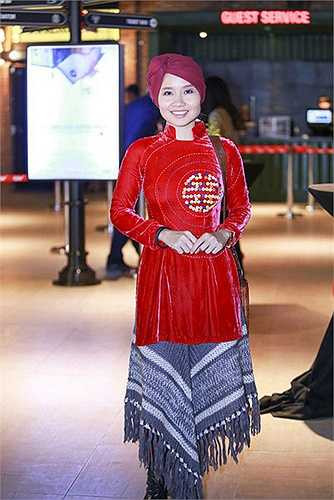 Đầu tháng 1.2015, nữ ca sĩ Mai Khôi tiếp tục phong cách độc nhất vô nhị của mình khi kết hợp áo dài cách tân ở trên, quấn khăn làm váy ở dưới. 