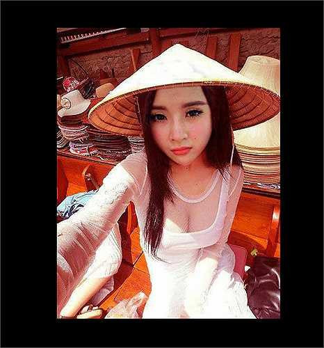 Năm 2013, Angela Phương Trinh từng bị chê khi đăng tải bức ảnh chụp chiếc áo dài trắng đáp voan xuyên thấu, khoe vòng 1 gợi cảm.