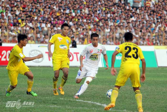 Ham rê dắt, Công Phượng tự đẩy mình vào vòng vây đối thủ (Ảnh: Hà Thành)