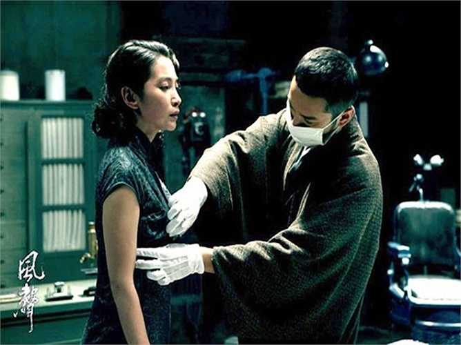 Theo tiết lộ của Huỳnh Hiểu Minh, vì quá căng thẳng nên Lý Băng Băng đã không kìm nén được cảm xúc. Mỗi khi dừng máy quay chàng Dương Quá 2006 phải giúp người đẹp mặc lại quần áo, thậm chí còn cùng cô khóc nức nở trước mặt mọi người trong đoàn phim. 