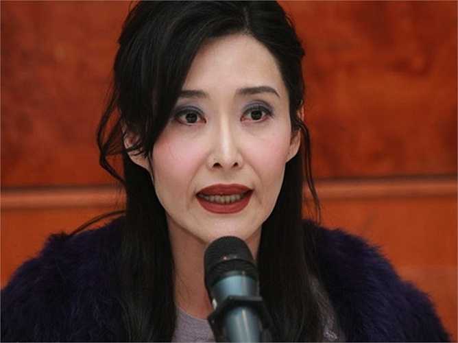 Dù hiện tại đã giải nghệ và yên bề gia thất bên chồng con, nhưng ký ức về khoảng thời gian đóng phim cấp 3 vẫn in sâu trong tâm trí của Diệp Ngọc Khanh. 'Nữ hoàng sắc dục' vẫn còn nhớ rõ cảnh quay bà phải để ngực trần, bị tên côn đồ sờ vòng một và tra tấn dã man trong nhà tắm. Cảnh quay khiến Ngọc Khanh ám ảnh nhưng cũng là động lực khiến bà quyết định rút lui khỏi ngành phim người lớn. (Nguồn: Zing)