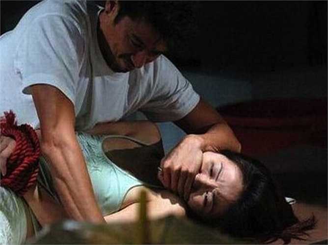 Để thực hiện cảnh bị cưỡng dâm như thật trong phim Bẫy tình 2, nữ diễn viên Diệp Tuyền chấp nhận để Trần Bảo Viên lôi cô từ bên ngoài vào phòng riêng. 