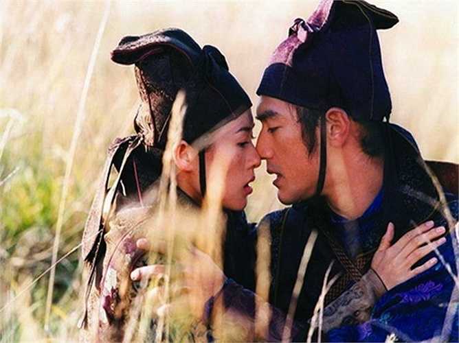 Nữ diễn viên Chương Tử Di có kỷ niệm nhớ đời lúc đóng cảnh bị Kim Thành Vũ cưỡng bức trong phim Thập diện mai phục. Tử Di đã hoảng sợ thật sự và khóc ngất sau khi hoàn thành cảnh quay khiến đạo diễn phải hết lời an ủi. 