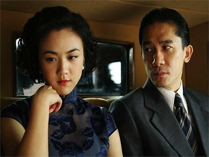 Nói về cảnh cưỡng bức với Lương Triều Vỹ trong phim Sắc giới, nữ diễn viên Thang Duy hình dung giống như ' đi qua một vòng địa ngục'. Người đẹp chia sẻ, sau khi phim đóng máy, cô vẫn không thể thoát khỏi tâm lý nhân vật. Những cảnh quay trần trụi cùng 'ông hoàng khoe thân Cbiz' cũng khiến sự nghiệp Thang Duy bị đóng băng thời gian dài. 