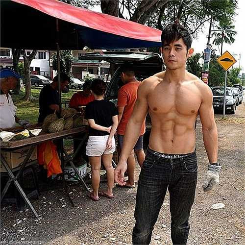 Chàng trai huấn luyện viên thể hình với cơ bụng 6 múi