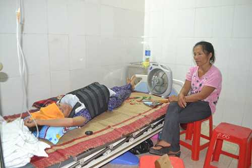 Lật xe công nông chở 13-14 người, 5 người bị thương nặng