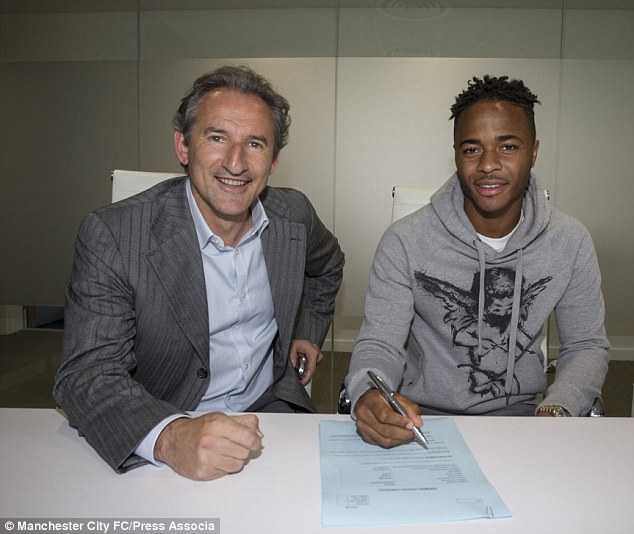 Sterling ký hợp đồng với Man City