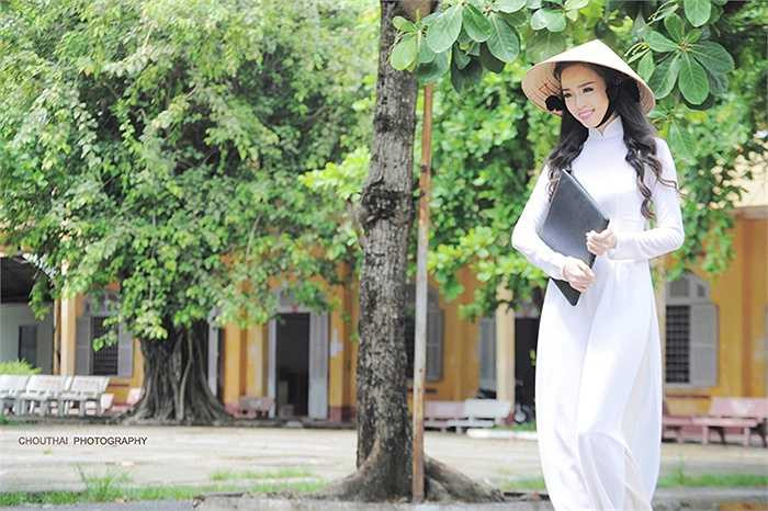 Thanh Tú cho biết rất thích mặc áo dài trong các dịp quan trọng vì trang phục này giúp cô bạn thể hiện được sự tự tin, duyên dáng của người con gái Việt.