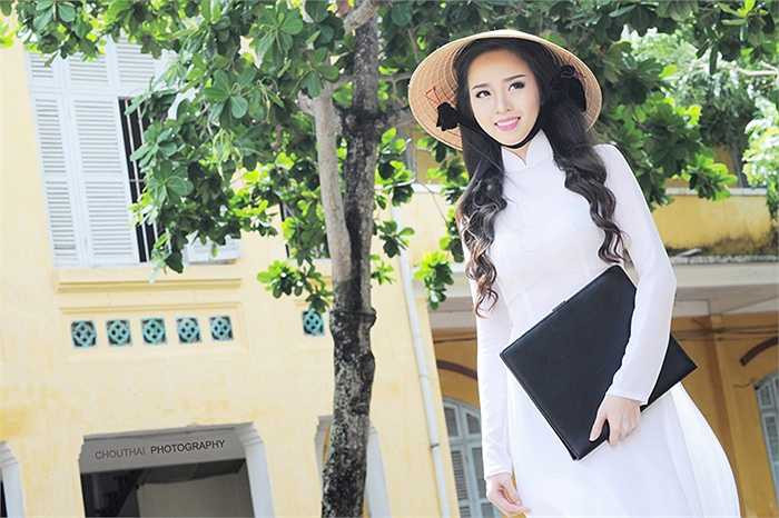 Chính vì vậy, chiếc áo dài xuất hiện rất nhiều trong các cuộc thi sắc đẹp trong nước và quốc tế
