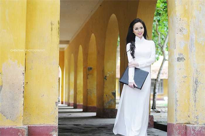 Vũ Thanh Tú khoe nhan sắc trẻ trung trong tà áo dài nhân dịp về thăm lại Trường THPT Châu Văn Liêm.