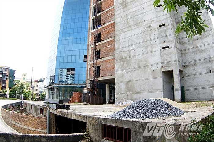 Sau 18 năm nhận giấy phép đầu tư, bệnh viện này mới chỉ xây xong phần thô, cơ sở hạ tầng vẫn bỏ hoang, chưa thể đưa vào sử dụng.