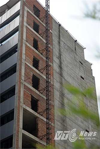 Ông Trần Việt Hà, Phó chủ tịch UBND quận Cầu Giấy, cho biết công trình Bệnh viện Quốc tế Hoa Kỳ chậm tiến độ do nhiều nguyên nhân khách quan và chủ quan. Do dự án của nước ngoài liên doanh với cơ quan thẩm quyền cấp bộ nên không rõ khi nào tiếp tục triển khai công trình. (Ảnh: Nguyễn Long)