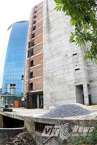 Dù từng được kỳ vọng là bệnh viện quốc tế 5 sao, quy mô 300 giường bệnh, với trang thiết bị hiện đại nhằm phục vụ nhu cầu khám chữa bệnh của người dân, giúp giảm tải cho các bệnh viện lớn nhưng đã gần 20 năm, dự án vẫn nằm im 'đắp chiếu'. 