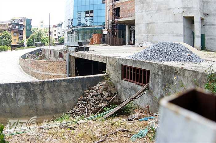 Một số người dân sống gần đây cho biết bệnh viện bỏ hoang nhiều năm nay, ít khi thấy công nhân xây dựng xuất hiện mà chỉ thấy vật liệu xây dựng nằm ngổn ngang ở khắp nơi.