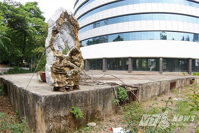 Theo ghi nhận của PV VTC News sáng thứ tư, ngày 15/7, trong khuôn viên của bệnh viện Quốc tế Hoa Kỳ không có bóng dáng của một công nhân xây dựng nào.