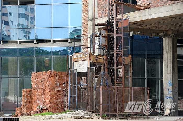 Các thiết bị xây dựng lâu ngày không sử dụng đã bị gỉ sét, vật liệu xây dựng như gạch, cát, đá chất đống, ngổn ngang khắp nơi.