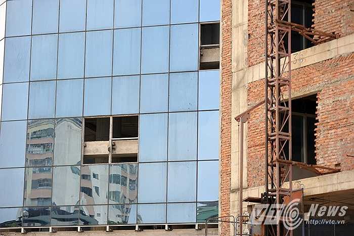 Nhiều tấm kính chịu lực của tòa nhà đã bị hỏng hóc.