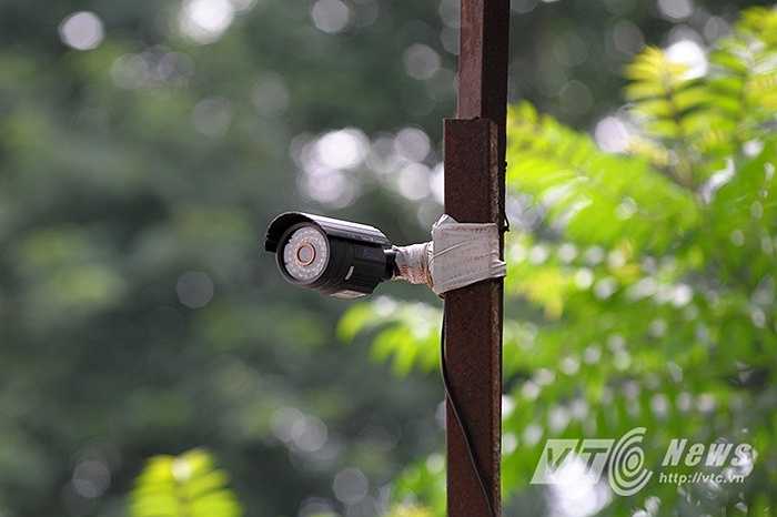 Hệ thống camera an ninh lâu ngày cũng đã bị xuống cấp, dù không rõ có còn hoạt động hay không.
