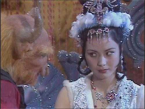 Hồ Ly Tinh: Hồ Ly Tinh hay còn gọi là Cửu Vỹ Hồ Ly chính là vợ nhỏ của Ngưu Ma Vương. Ả cũng chính là nguyên nhân của những vụ ghen tuông long trời lở đất giữa Thiết Phiến và 'con trâu già' họ Ngưu. Người thủ vai 'nàng cáo' xinh đẹp chính là nữ diễn viên Trịnh Ích Bình. Cô từng theo học Viện nghệ thuật Côn kịch Chiết Giang cùng lớp học Lục Tiểu Linh Đồng và Hà Tình. Hiện tại, người đẹp đang sinh sống tại New Zealand cùng gia đình nhỏ hạnh phúc viên mãn.