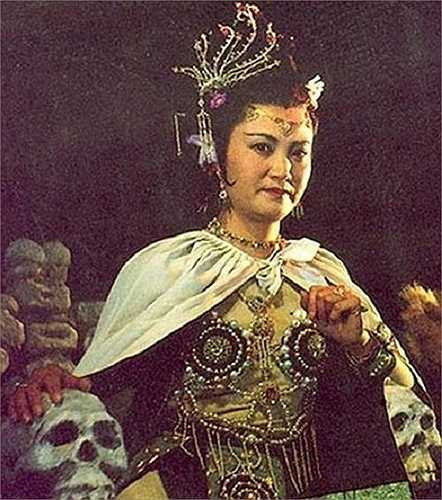 Đạo diễn Dương Khiết từng tiết lộ, trước khi bộ phim bấm máy, Dương Xuân Hà đã được chọn để thể hiện vai diễn nữ vương của Tây Lương Nữ Quốc. Nhưng vào thời điểm đó, đoàn làm phim vẫn chưa tìm được ai thích hợp cho vai Bạch Cốt Tinh. 'Mỹ nhân dễ tìm nhưng diễn viên đóng vai Bạch Cốt Tinh quả thật khiến tôi đau đầu', nữ đạo diễn họ Dương chia sẻ. Sau một hồi thuyết phục, cuối cùng Dương Xuân Hà đã đồng ý sẽ đảm nhận thêm vai diễn yêu quái 'mọi nhà đều sợ' này.