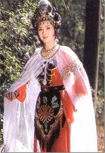 Bà La Sát: Thiết Phiến công chúa hay còn được biết tới nhiều hơn qua cái tên Bà La Sát, là vợ của Ngưu Ma Vương và là mẹ của Hồng Hài Nhi. Tuy không xuất thân là một yêu quái nhưng Thiết Phiến vẫn được khán giả xếp vào hàng 'ác nhân' có tiếng trong phim với tính khí ghen tuông thái quá cùng chiếc quạt Ba Tiêu lợi hại.