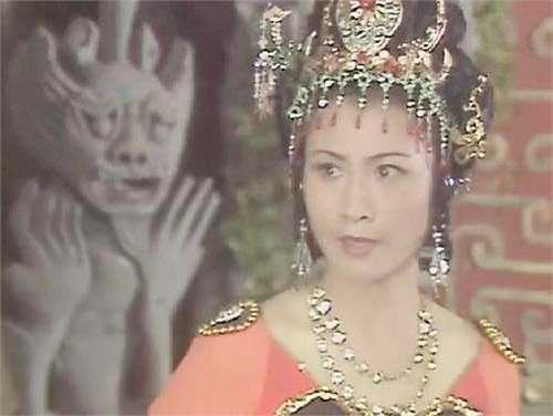 Vai diễn này được Dương Khiết tin tưởng giao cho nữ diễn viên Vương Phụng Hà, khi đó đã bước sang tuổi 31. Người đẹp tới từ tỉnh Cát Lâm, Trung Quốc vừa có tài diễn, vừa biết múa lại hát rất hay khiến đạo diễn Dương Khiết vô cùng ưng ý.Nhưng không may, chỉ sau đúng 3 năm đóng Tây Du Ký, Vương Phụng Hà phát hiện mắc bệnh ung thư vú và phải xạ trị một thời gian dài. Năm 1993, cô qua đời ở tuổi 38.