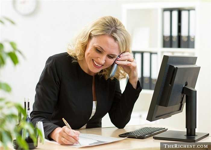 Kế toán. Sự tỉ mỉ và cẩn thận của phụ nữ luôn luôn rất phù hợp với nghề kế toán. Việc phải giải quyết một cách triệt để và kỹ càng từng giấy tờ luôn khiến nam giới phải đau đầu nhưng lại là thế mạnh thực sự của nữ giới