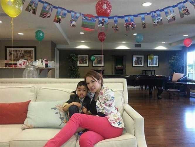 Phòng khách rộng rãi, được bày trí hiện đại.