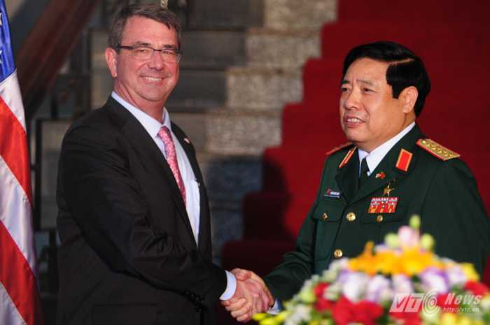 Bộ trưởng Quốc phòng Mỹ Ashton Carter bắt tay Bộ trưởng Quốc phòng, Đại tướng Phùng Quang Thanh