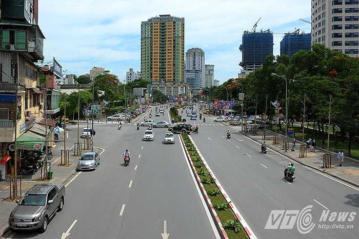 Từng được bình chọn là con đường đẹp nhất Việt Nam, thế nhưng nay đường Nguyễn Chí Thanh (Đống Đa, Hà Nội) lại đang trở nên trống hoác vì hàng cây mới không hề tỏa bóng mát.