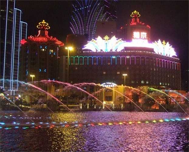 Năm 2014, doanh thu của Macau từ bài bạc giảm xuống đôi chút (44 tỷ USD) do các chính sách cắt giảm thị thực từ khách du lịch Trung Quốc