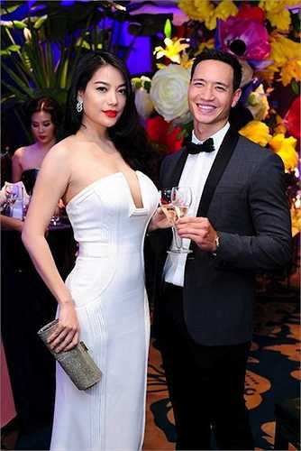 Từ lần hợp tác chung trong phim Hương ga, Trương Ngọc Ánh và Kim Lý luôn quấn quít bên nhau như hình với bóng suốt một thời gian dài. Vợ cũ Trần Bảo Sơn thường xuyên mặc váy khoe khỏa ngực đầy đặn khi xuất hiện bên 'bạn trai tin đồn'. 