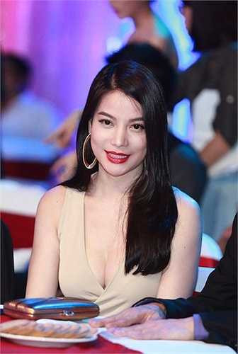 Khi góp mặt tại các sự kiện lớn nhỏ, người đẹp gây 'bỏng mắt' với những đường xẻ sâu hun hút... 