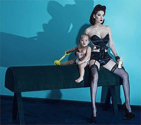 Với gu thẩm mỹ thời trang sắc bén, phong cách ăn mặc của Trương Ngọc Ánh luôn nhận được nhiều lời khen từ giới chuyên môn bởi nét hiện đại, trẻ trung mà cô mang lại. (Nguồn: 24h)