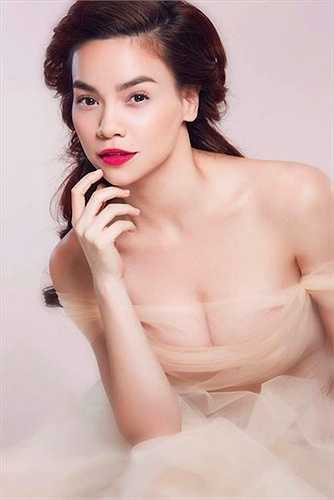 Tuy Hà Hồ chưa một lần chính thức lên tiếng về ồn ào hôn nhân với Quốc Cường, nhưng với những gì mà Hà Hồ đã bày tỏ trong live concert và hàng loạt scandal suốt 1 năm qua, nhiều người đã ngầm hiểu về mối quan hệ 'cơm không lành, canh không ngọt' giữa bà mẹ một con và vị đại gia phố núi. 