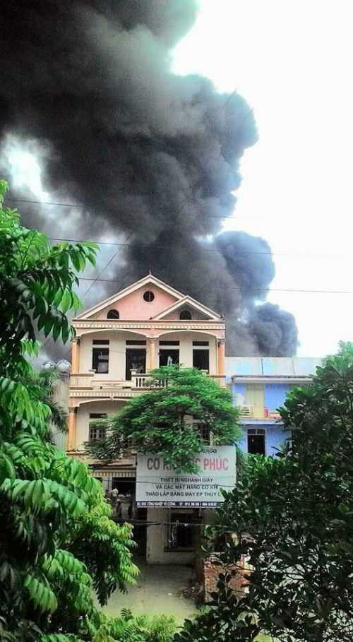 Lửa bốc lên ngùn ngụt ở Bắc Ninh