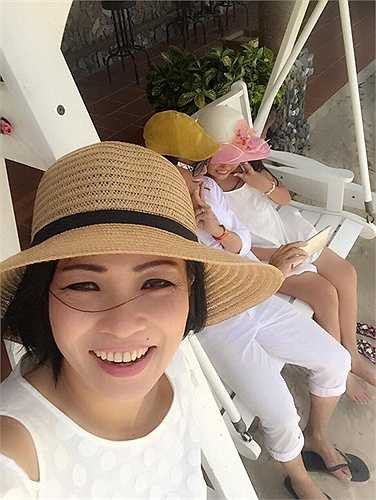 Phương Thanh khoe bức ảnh 'tự sướng' chụp cùng diễn viên Minh Thuận và con gái.