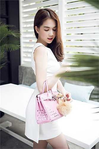 Ngọc Trinh ngọt ngào với những gam màu nhẹ nhàng.