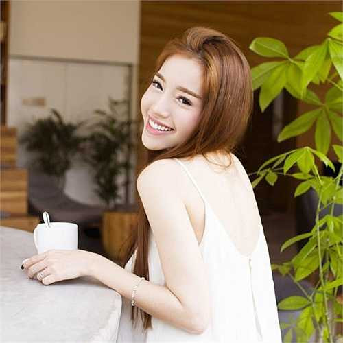 Elly Trần cũng gợi cảm trong bộ ảnh mới.