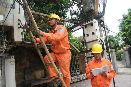 EVN đang phải chi 110 tỷ đồng mối tháng cho hàng chục ngàn công nhân leo thang ghi số điện hàng tháng