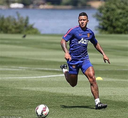 Cơ bắp hoàn hảo cộng thêm quyết tâm khiến Depay rất nhiệt tình trong những bài tập thể lực của Man Utd